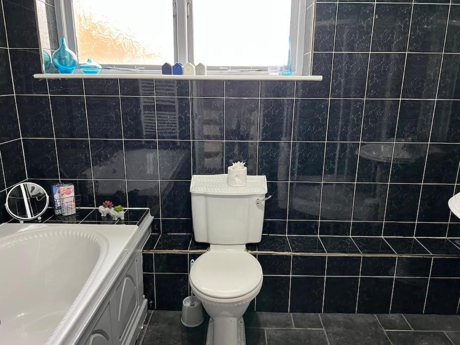 Tudor House - 6 Guests -Off Street Parking -Quiet Location - Secure Garden Уигън Екстериор снимка