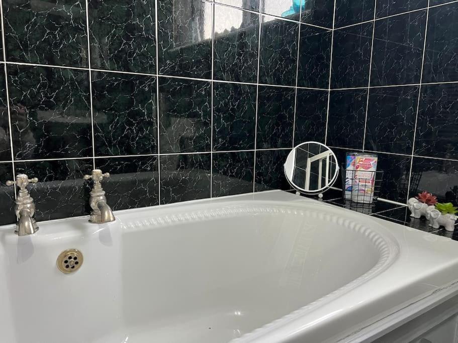 Tudor House - 6 Guests -Off Street Parking -Quiet Location - Secure Garden Уигън Екстериор снимка
