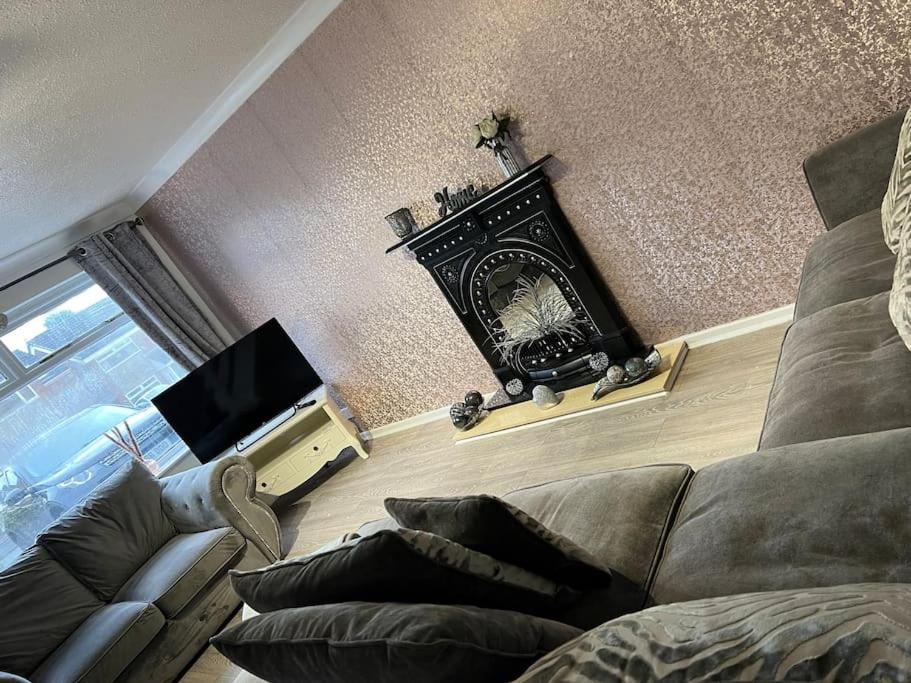Tudor House - 6 Guests -Off Street Parking -Quiet Location - Secure Garden Уигън Екстериор снимка