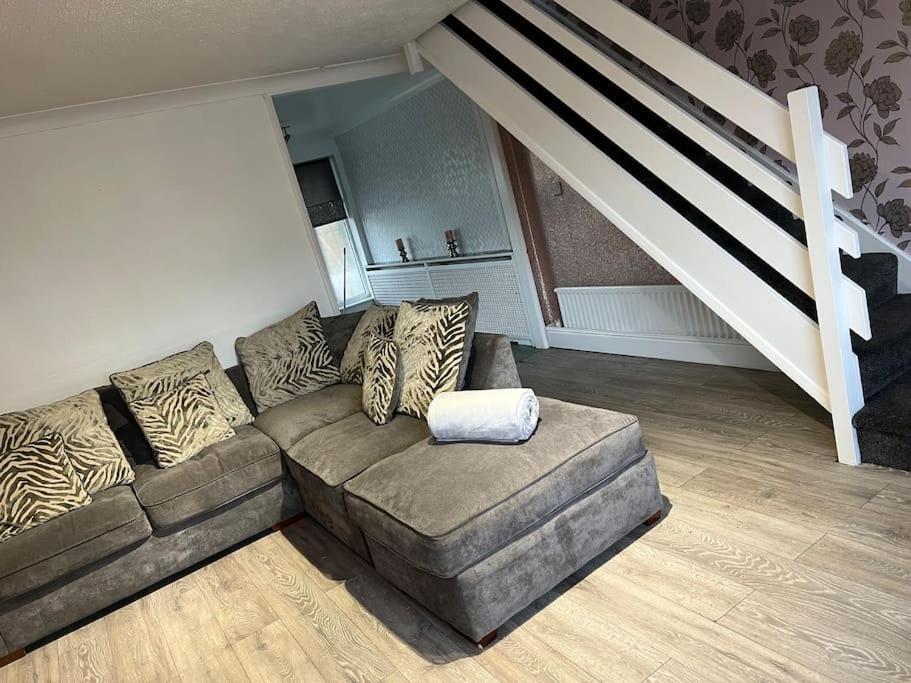 Tudor House - 6 Guests -Off Street Parking -Quiet Location - Secure Garden Уигън Екстериор снимка
