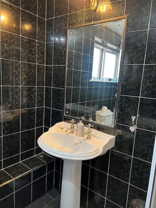 Tudor House - 6 Guests -Off Street Parking -Quiet Location - Secure Garden Уигън Екстериор снимка