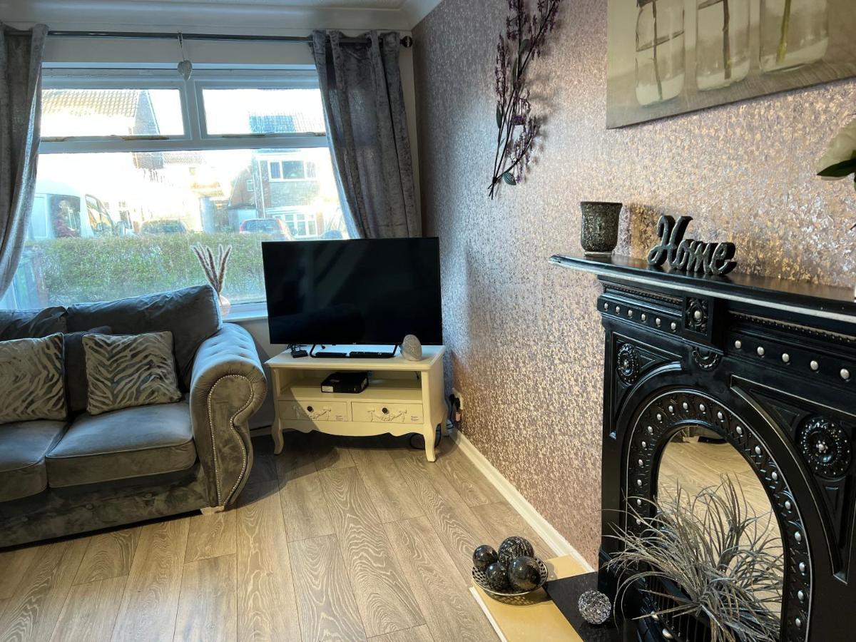 Tudor House - 6 Guests -Off Street Parking -Quiet Location - Secure Garden Уигън Екстериор снимка